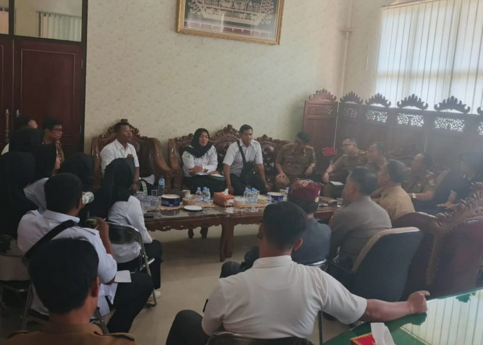 Terkesan Dianaktirikan, Ratusan Tenaga Pendidik Datangi Pemkab Lamtim 