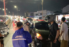Pengendara Main HP, Mobil Warna Hitam Terabas Pembatas Jalan