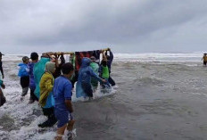 Perjuangan Warga Terpencil: Tandu Ibu Melahirkan Lewati Pinggir Pantai meski Cuaca Ekstrem  