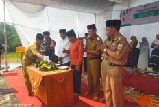 Bersama Masyarakat, Wabup Ali Rahman Potong Tumpeng Hadiri HUT Kampung Karangumpu ke-27