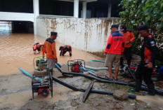 7 Mobil Terendam Banjir di Basement Kantor Pemkab Pesbar 