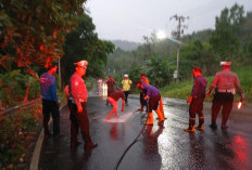 Polresta Bandarlampung Bersihkan Solar Tumpah