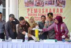   Kejari Pringsewu Musnahkan Barang Bukti 