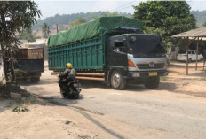 Warga Keluhkan Kondisi Jalan Alimudin Umar yang Rusak dan Berdebu