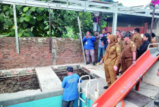 Wali Kota Eva Dwiana Tinjau Lokasi Banjir di Campangjaya, Temukan Bangunan Liar di Atas Sungai