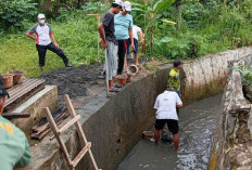 Antisipasi Banjir, Warga Kemiling Permai Gotong Royong Bersihkan Anak Sungai Ragom Gawi