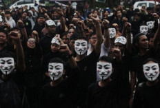 Kenakan Topeng, Ribuan Mahasiswa Makassaar Suarakan Penolakan Politik Dinasti