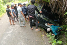  Jalan Licin, Mobil Pikap Hilang Kendali di Tanjakan