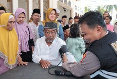 Beri Pelayanan Kesehatan Keliling Gratis, Polres Tulangbawang Periksa Puluhan Lansia