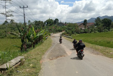Warga Gedungsurian Harap Pemerintah Perbaiki Jalan Poros 