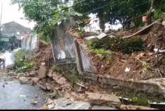 Tembok TPU Talang Ambrol Diterjang Hujan Deras, Lima Makam Rusak