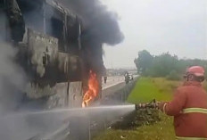 Bus Ludes Terbakar di Tol Bakter, Kerugian Ratusan Juta
