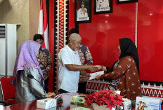 Wali Kota Eva Dwiana Salurkan Bantuan Rp117,5 Juta untuk Korban Bencana dan Warga Sakit