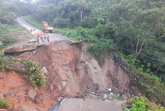 Jalan Seranggas Putus Total, Tak Bisa Lagi Dilewati Motor dan Pejalan Kaki