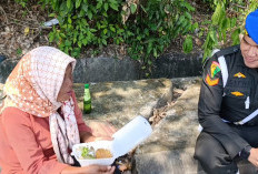 Bagi-Bagi Makan Siang Gratis, Polisi Militer di Lamsel Dapat Apresiasi Warga