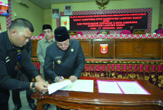 PERKUAT EKONOMI DAERAH DPRD Lampung Barat Sahkan Dua Raperda 