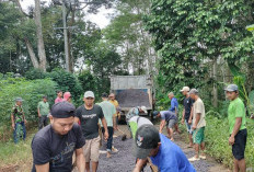 Kakam Gunung Pekuon Pakai Dana Pribadi Perbaiki Jalan 
