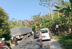 Truk Tronton Melintang di Tanjakan Buat Macet 