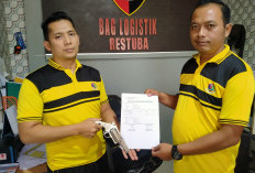      Warga Tuba Serahkan Senpi Revolver 