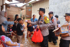 Tinjau Banjir, Kapolresta Bandarlampung Bagikan Makanan Siap Saji