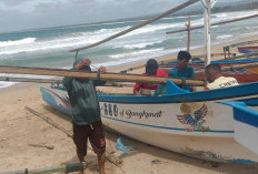 Ombak Besar Hantam Belasan Perahu Nelayan