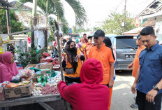 Adi Erlansyah Sapa Pedagang Pasar Podomoro dan Warga yang sedang Gotongroyong