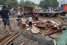 Gudang Ikan dan Warung Rusak Diterjang Ombak