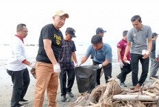 Pimpin Bersih Pantai, Pj. Bupati Tanggamus Imbau Masyarakat Tidak Buang Sampah di Aliran Sungai