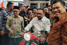 Keren! Dua Vespa Karya Siswa MAN 2 BandarLampung Curi Perhatian Menag Yaqut Cholil Qoumas