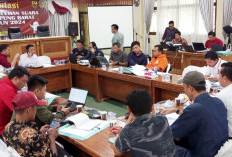KPU Lampung Barat dan Saksi Parpol Lakukan Pencermatan  Hasil Pleno 