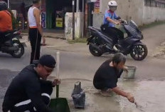 Tak Kunjung Diperbaiki, Warga Kotabumi Selatan Tambal Jalan Berlubang