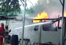 Gudang BBM Diduga Ilegal Terbakar, Warga Panik