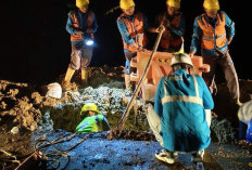 Anti Libur, Tim Siaga PLN Berjibaku Percepat Pulihkan Gangguan Listrik di kawasan longsor Pematang Liang