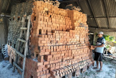 Musim Bata Bolong, Sapon Tetap Teguh Membakar Asa dari Tanah dan Api