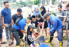 Damkar Tuba Evakuasi Gadis Remaja Masuk Parit