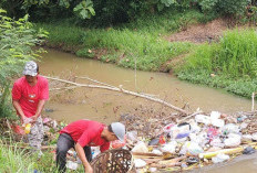 Warga Gotong-Royong Angkut Sampah dari Saluran Irigasi
