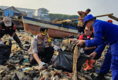 Ratusan Personil Polresta Bandar Lampung Bersihkan Pantai Sukaraja.
