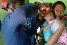 Balita Terjepit Kaleng Biskuit Bekas