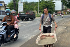 Jalinbar Pringsewu Membahayakan, Satlantas Polres Pringsewu Lakukan Penambalan Sementara