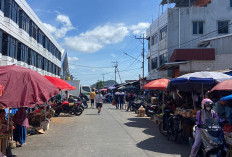 Pedagang Pasir Gintung Tetap Nekat Berjualan di Luar Pasar 