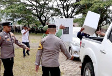 Massa Hadang Kotak Susu di Tanggamus 