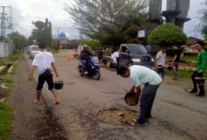 Tak Ada Perhatian, Para Pemuda Inisiatif Perbaiki Jalan