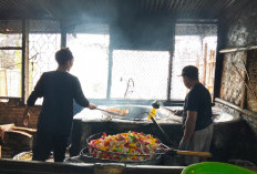  Slamet, 28 Tahun Berjualan Kerupuk  Bertahan dengan Cita Rasa dan Keuletan   