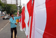 Pedagang Bendera Mulai Menjamur Jelang HUT ke-80 RI
