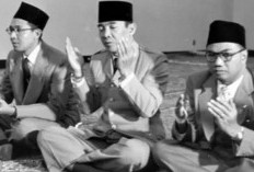 Bung Karno dan Cerita Lucu Kopiah Gresik