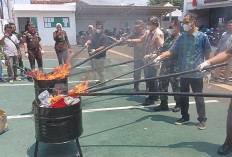 Kejari Lampura Musnahkan BB 61 Perkara
