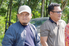 Anggota DPRD Lamteng Riki Hendra Kawal Perbaikan Jalan di Kampung Payung Batu