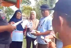 Tim Paslonkada Lamteng Bagikan Uang