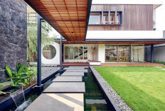 RM House di Cianjur dengan Penghubung Taman Tropis dan Walkway 