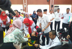 Serahkan Kursi Roda untuk Disabilitas, Begini Pesan Bunda Eva